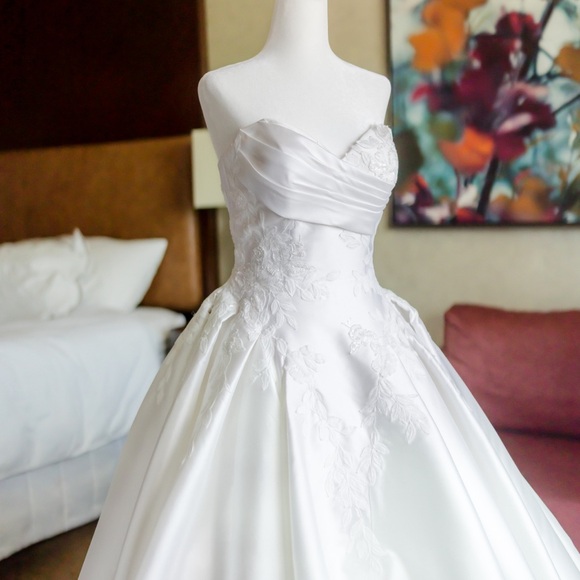 Dresses & Skirts - Elegant Strapless Stella Ivory Wedding Dress Gown Size 4 with Matching Veil